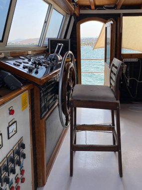 Büyük bir tur teknesinin ya da feribotun kaptan kabininde direksiyon. Kaptanın kabininde. ulaşım ve seyahat kavramı