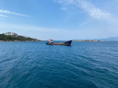İzmir 'in Sack Körfezi yakınlarındaki paslı büyük bir balıkçı teknesi trolü.