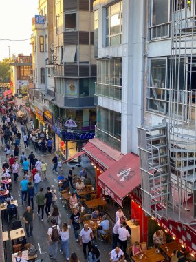 Kadıköy, İstanbul, Türkiye - 10 Ekim 2023: Sokak manzarası ve eski tarz binalar, Kadıköy 'ün dar sokaklarındaki kafeler ve barlar.