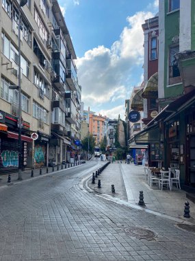 Kadıköy, İstanbul, Türkiye - 10 Ekim 2023: Sokak manzarası ve eski tarz binalar, Kadıköy 'ün dar sokaklarındaki kafeler ve barlar.