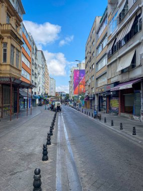 Kadıköy, İstanbul, Türkiye - 10 Ekim 2023: Sokak manzarası ve eski tarz binalar, Kadıköy 'ün dar sokaklarındaki kafeler ve barlar.