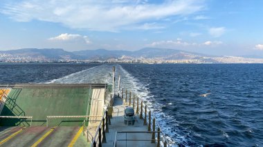 Bostanli, İzmir, Türkiye, Mayıs 2023: İzmir Büyükşehir Belediyesi tarafından işletilen yolcu feribotu İzmir Körfezi 'nden hareket ediyor..