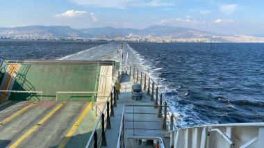 Bostanli, İzmir, Türkiye, Mayıs 2023: İzmir Büyükşehir Belediyesi tarafından işletilen yolcu feribotu İzmir Körfezi 'nden hareket ediyor..