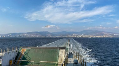 Bostanli, İzmir, Türkiye, Mayıs 2023: İzmir Büyükşehir Belediyesi tarafından işletilen yolcu feribotu İzmir Körfezi 'nden hareket ediyor..