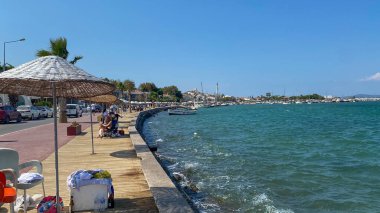 Urla, Türkiye - 18 Ağustos 2023: İskele, Urla 'da liman manzarası. Urla, İzmir 'de daha popüler bir balıkçı kasabası..