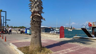 Urla, İzmir, Türkiye 10 Eylül 2023: Balıkçılık ve turistik günlük tekne turu yatlarıyla küçük Urla limanı. Urla, İzmir 'in Seferihisar kentinde popüler bir turizm merkezi..