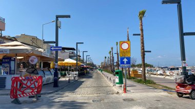 Urla, Türkiye - 18 Ağustos 2023: İskele, Urla 'da liman manzarası. Urla, İzmir 'de daha popüler bir balıkçı kasabası..