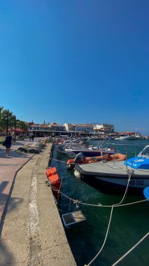 Urla, Türkiye - 18 Ağustos 2023: İskele, Urla 'da liman manzarası. Urla, İzmir 'de daha popüler bir balıkçı kasabası..