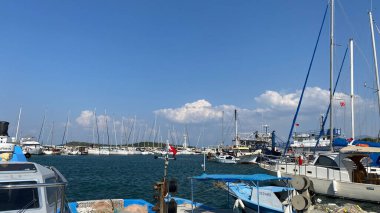 Urla, İzmir, Türkiye 10 Eylül 2023: Balıkçılık ve turistik günlük tekne turu yatlarıyla küçük Urla limanı. Urla, İzmir 'in Seferihisar kentinde popüler bir turizm merkezi..