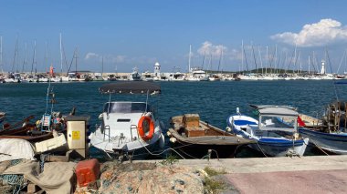 Urla, İzmir, Türkiye 10 Eylül 2023: Balıkçılık ve turistik günlük tekne turu yatlarıyla küçük Urla limanı. Urla, İzmir 'in Seferihisar kentinde popüler bir turizm merkezi..