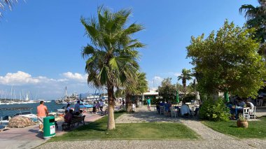 Urla, Türkiye - 18 Ağustos 2023: İskele, Urla 'da liman manzarası. Urla, İzmir 'de daha popüler bir balıkçı kasabası..