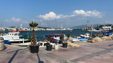 Urla, Türkiye - 18 Ağustos 2023: İskele, Urla 'da liman manzarası. Urla, İzmir 'de daha popüler bir balıkçı kasabası..