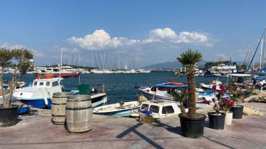 Urla, Türkiye - 18 Ağustos 2023: İskele, Urla 'da liman manzarası. Urla, İzmir 'de daha popüler bir balıkçı kasabası..