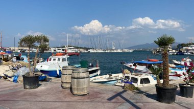 Urla, Türkiye - 18 Ağustos 2023: İskele, Urla 'da liman manzarası. Urla, İzmir 'de daha popüler bir balıkçı kasabası..