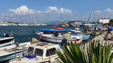Urla, Türkiye - 18 Ağustos 2023: İskele, Urla 'da liman manzarası. Urla, İzmir 'de daha popüler bir balıkçı kasabası..