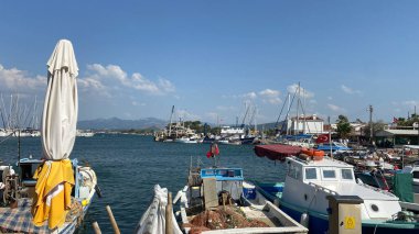 Urla, Türkiye - 18 Ağustos 2023: İskele, Urla 'da liman manzarası. Urla, İzmir 'de daha popüler bir balıkçı kasabası..