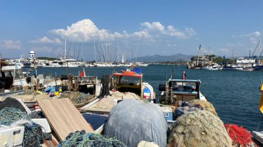 Urla, Türkiye - 18 Ağustos 2023: İskele, Urla 'da liman manzarası. Urla, İzmir 'de daha popüler bir balıkçı kasabası..