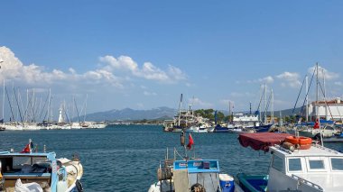 Urla, Türkiye - 18 Ağustos 2023: İskele, Urla 'da liman manzarası. Urla, İzmir 'de daha popüler bir balıkçı kasabası..