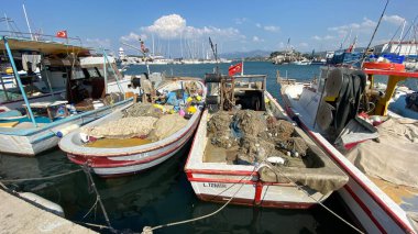 Urla, Türkiye - 18 Ağustos 2023: İskele, Urla 'da liman manzarası. Urla, İzmir 'de daha popüler bir balıkçı kasabası..