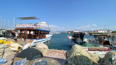 Urla, Türkiye - 18 Ağustos 2023: İskele, Urla 'da liman manzarası. Urla, İzmir 'de daha popüler bir balıkçı kasabası..