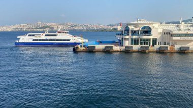 İzmir, Türkiye 11 Eylül 2023 Uckuyular feribot limanındaki yolcu feribotu. Kuyular iskelesi İzmir 'in en işlek iskelesidir..