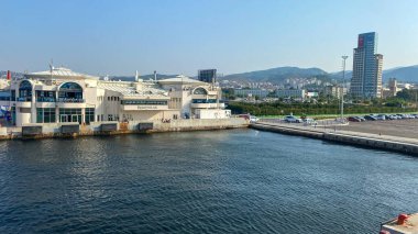 İzmir, Türkiye 11 Eylül 2023 Uckuyular feribot limanındaki yolcu feribotu. Kuyular iskelesi İzmir 'in en işlek iskelesidir..
