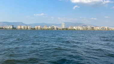 Bostanli kıyısından İzmir Körfezi ve İzmir Limanı panoramik görünümü. Türkiye