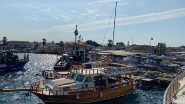 Urla, İzmir, Türkiye 10 Eylül 2023: Balıkçılık ve turistik günlük tekne turu yatlarıyla küçük Urla limanı. Urla, İzmir 'in Seferihisar kentinde popüler bir turizm merkezi..