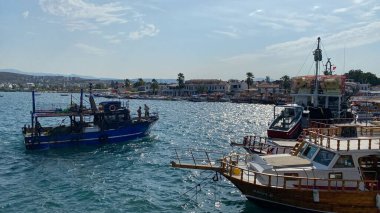 Urla, İzmir, Türkiye 10 Eylül 2023: Balıkçılık ve turistik günlük tekne turu yatlarıyla küçük Urla limanı. Urla, İzmir 'in Seferihisar kentinde popüler bir turizm merkezi..