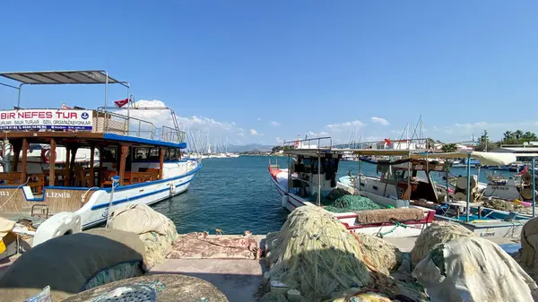 Urla, Türkiye - 18 Ağustos 2023: İskele, Urla 'da liman manzarası. Urla, İzmir 'de daha popüler bir balıkçı kasabası..