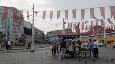 Taksim, İstanbul, Türkiye - 15 Eylül 2023: Turistler ve yerliler, Istiklal Caddesi 'ndeki en ünlü sokak hayatının tadını çıkarıyorlar. 