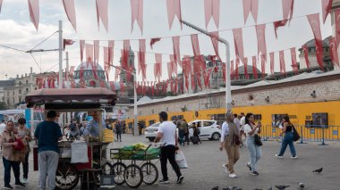 Taksim, İstanbul, Türkiye - 15 Eylül 2023: Turistler ve yerliler, Istiklal Caddesi 'ndeki en ünlü sokak hayatının tadını çıkarıyorlar. 