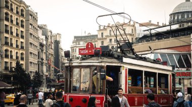 İstanbul-Türkiye: 20 Eylül 2023: Turistler ve yerel halk tarihi kırmızı tramvayla seyahat ediyorlar. Taksim Istiklal Caddesi 'nde nostaljik tramvay. Taksim, İstanbul 'un en popüler turizm beldelerinden biri.