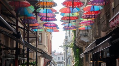 İstanbul, Türkiye, 30 Eylül 2023: İstanbul Beyoğlu Taksim 'in tarihi binaları. Taksim, İstanbul' un en turistik bölgelerinden biri.