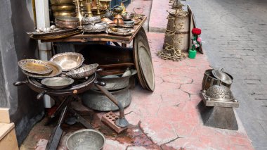 İstanbul, Türkiye, 30 Eylül 2023: Antika mobilya ve sokakta Cukurcuma 'da antika dükkanları olan bit pazarı. Beyoğlu Mahallesi' nden Cukurcuma kentin en eski antika semtidir.