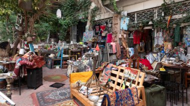 İstanbul, Türkiye, 30 Eylül 2023: Antika mobilya ve sokakta Cukurcuma 'da antika dükkanları olan bit pazarı. Beyoğlu Mahallesi' nden Cukurcuma kentin en eski antika semtidir.