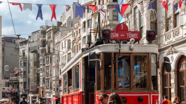 İstanbul-Türkiye: 20 Eylül 2023: Turistler ve yerel halk tarihi kırmızı tramvayla seyahat ediyorlar. Taksim Istiklal Caddesi 'nde nostaljik tramvay. Taksim, İstanbul 'un en popüler turizm beldelerinden biri.