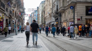 İstanbul, Türkiye 25 Ekim 2023: Turistler ve yerel halk Taksim sokaklarında yürüyor. Taksim, İstanbul 'un en turistik alanlarından biri.