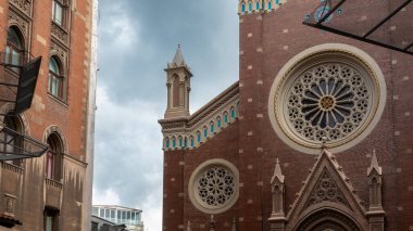 İstanbul, Türkiye 20 Eylül 2023: İstiklal Caddesi 'ndeki Padua Bazilikası' ndan Aziz Anthony. İstanbul 'un en çok ziyaret edilen katolik kilisesi ve Türkiye' nin en büyük katedrali..