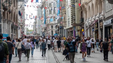 İstanbul, Türkiye 25 Ekim 2023: Turistler ve yerel halk Taksim sokaklarında yürüyor. Taksim, İstanbul 'un en turistik alanlarından biri.