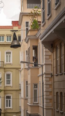 İstanbul, Beyoğlu 'nun Istiklal Caddesi' ndeki eski, tarihi ve süslü binaların manzarası.