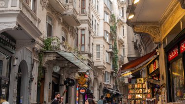 İstanbul, Türkiye, 30 Eylül 2023 Beyoğlu tarihi binaları ve caddeleri. Beyolu, İstanbul 'un en tarihi binalarına sahip bir turistik bölgedir..