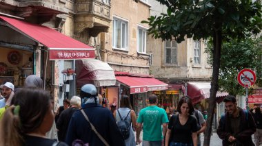 İstanbul, Türkiye 25 Ekim 2023: Turistler ve yerel halk Taksim sokaklarında yürüyor. Taksim, İstanbul 'un en turistik alanlarından biri.