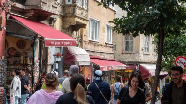 İstanbul, Türkiye 25 Ekim 2023: Turistler ve yerel halk Taksim sokaklarında yürüyor. Taksim, İstanbul 'un en turistik alanlarından biri.