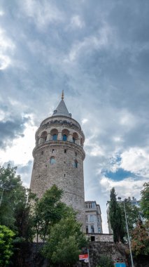 İstanbul, Türkiye 'de bulutlu Galata Kulesi detayları. Beyoğlu 'nun Avrupa yakasındaki antik Türk simgesi. Eski Konstantinopolis mimarisi.