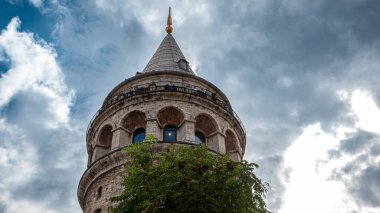 İstanbul, Türkiye 'de bulutlu Galata Kulesi detayları. Beyoğlu 'nun Avrupa yakasındaki antik Türk simgesi. Eski Konstantinopolis mimarisi.