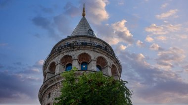 İstanbul, Türkiye 'de bulutlu Galata Kulesi detayları. Beyoğlu 'nun Avrupa yakasındaki antik Türk simgesi. Eski Konstantinopolis mimarisi.
