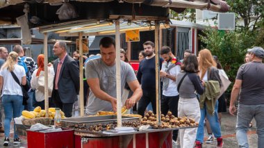 İstanbul-Türkiye: 20 Eylül 2023: Turistler ve yerel halk tarihi kırmızı tramvayla seyahat ediyorlar. Taksim Istiklal Caddesi 'nde nostaljik tramvay. Taksim, İstanbul 'un en popüler turizm beldelerinden biri.