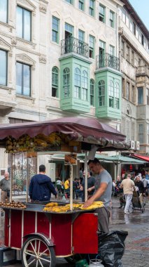 Taksim, istanbul, Türkiye, 10 Eylül 2023, Istiklal Caddesi, Beyoğlu 'ndaki tarihi kafe, şaraphane ve restoranlarıyla ünlü tarihi geçidi Cicek Pasaji' den bir sahne.