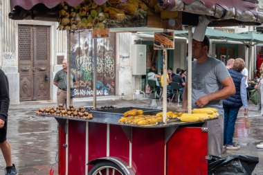 Taksim, İstanbul, Türkiye - 20 Eylül 2023: İstanbul 'daki İstiklal Caddesi' nde kavrulmuş kestane ve mısır satıcısı. Türk sokak yemekleri Taksim 'in İstiklal Caddesi' nde çok popüler..